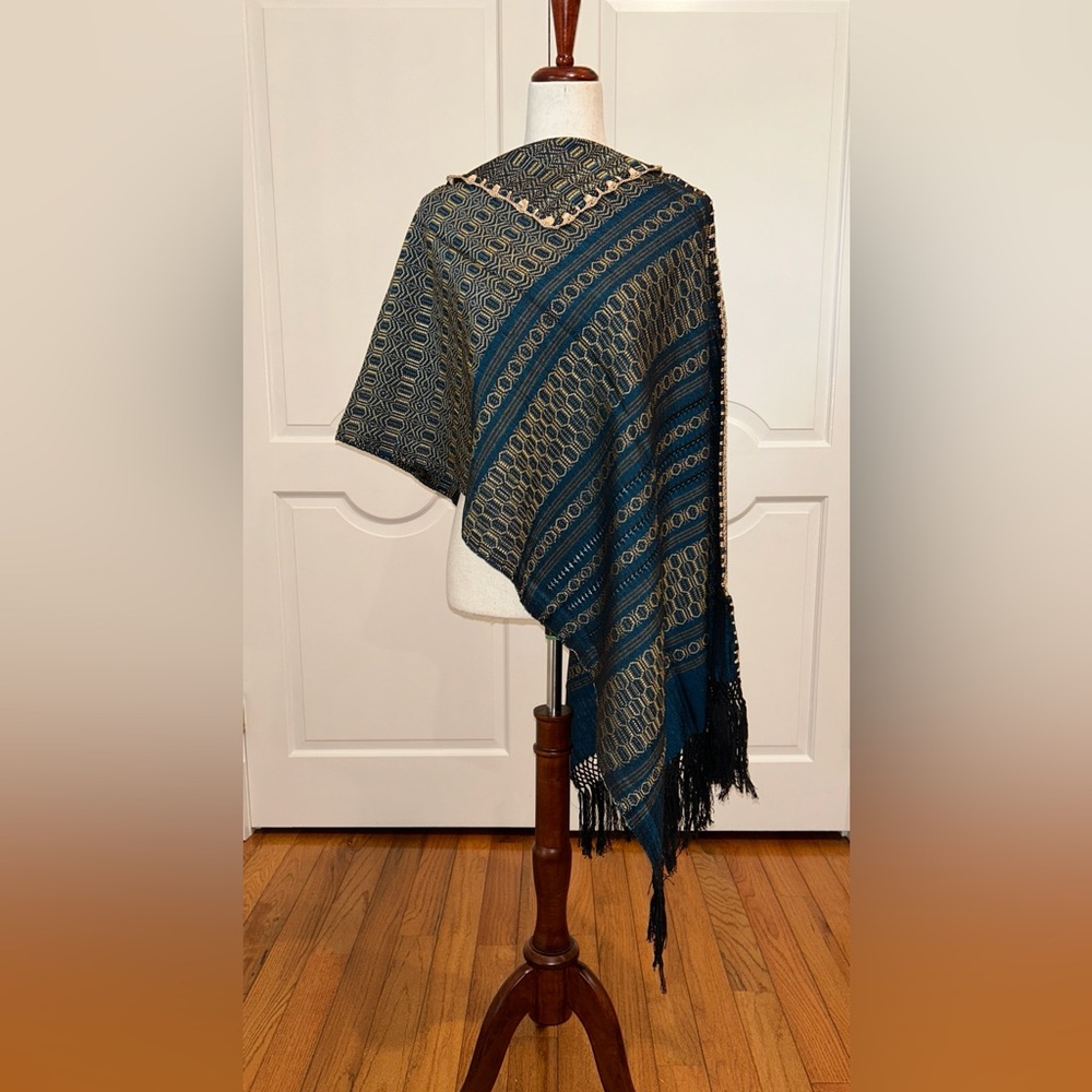 Traditional Mexican rebozo from Oaxaca. Mexican shawl. Rebozo Fringed vest.